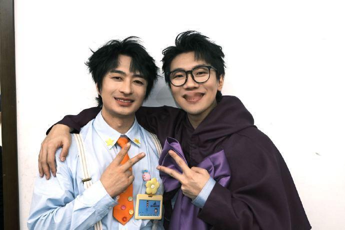 王建华哭的稀里哗啦全对喜人奇妙夜 喜人收官最舍不得十人部落！建华哭到稀里哗啦的样