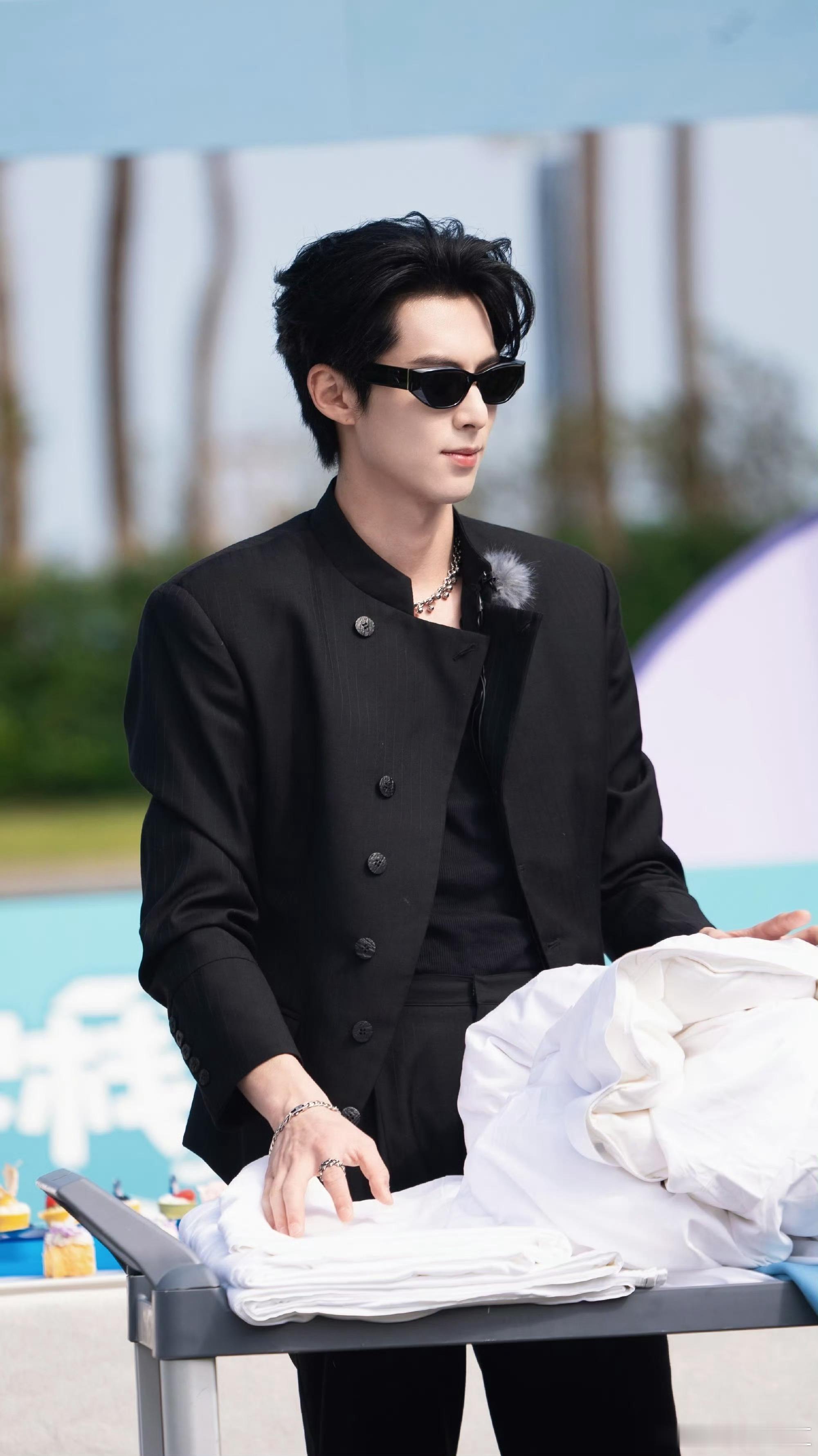 王鹤棣为客栈开业到处考察，连房间设施都要亲自体验，这服务意识太强了！王鹤棣为客栈