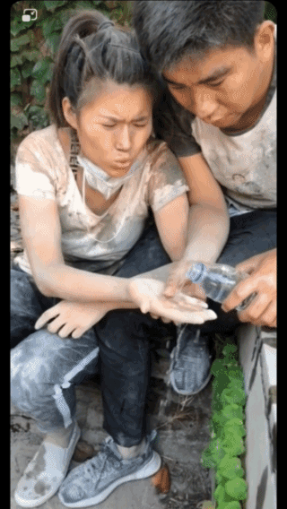 为了生存。
再苦也要坚持，
再疼也能忍受！