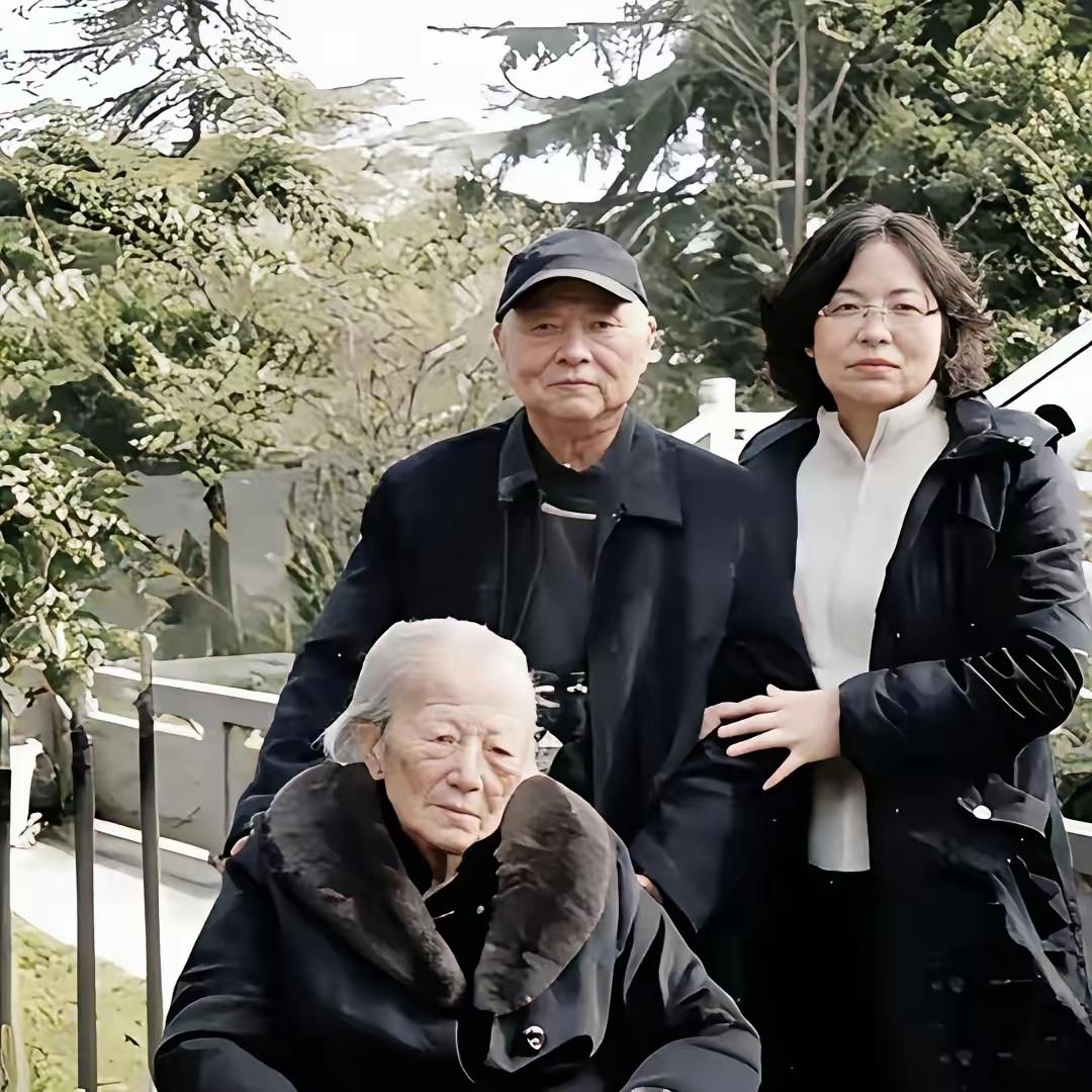 2003年，一位92岁的老太太从台湾回到成都。当地政府安排了欢迎仪式，街边站了不