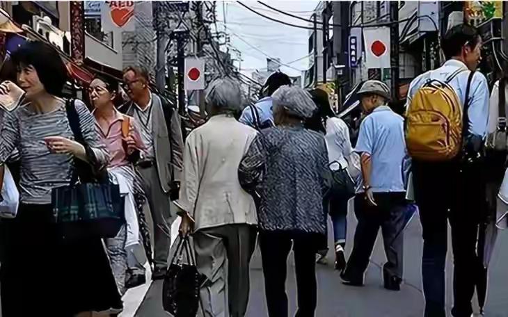 你敢信吗？现在的日本，连上厕所的规矩都快被改写了。

不是开玩笑。东京有个地方叫