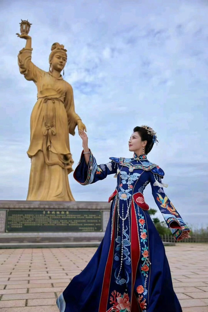 刘涛现身妈祖圣地，这一身美翻了啊 