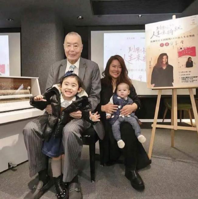 这个看着像混血的2岁小儿子，难道没人怀疑过？
87岁钢琴大师刘诗昆带着妻儿亮相俄