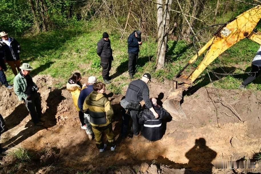 乌克兰沃伦州发现大屠杀集体墓葬

乌克兰国家记忆研究所通报，考古人员在沃伦州挖掘