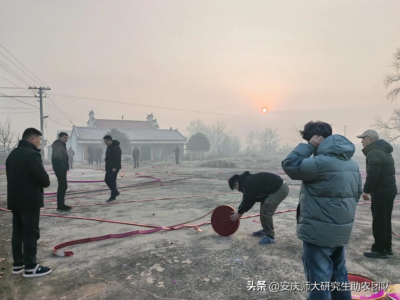 春运是社会的风向标
春运的列车是中国社会一条独特的风景线，是亿万游子归家的旅程，