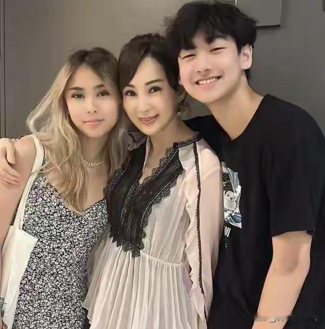 2026年春节，本应是阖家团圆、温馨欢乐的时刻，陈慧琳丈夫的姐姐在社交平台分享的