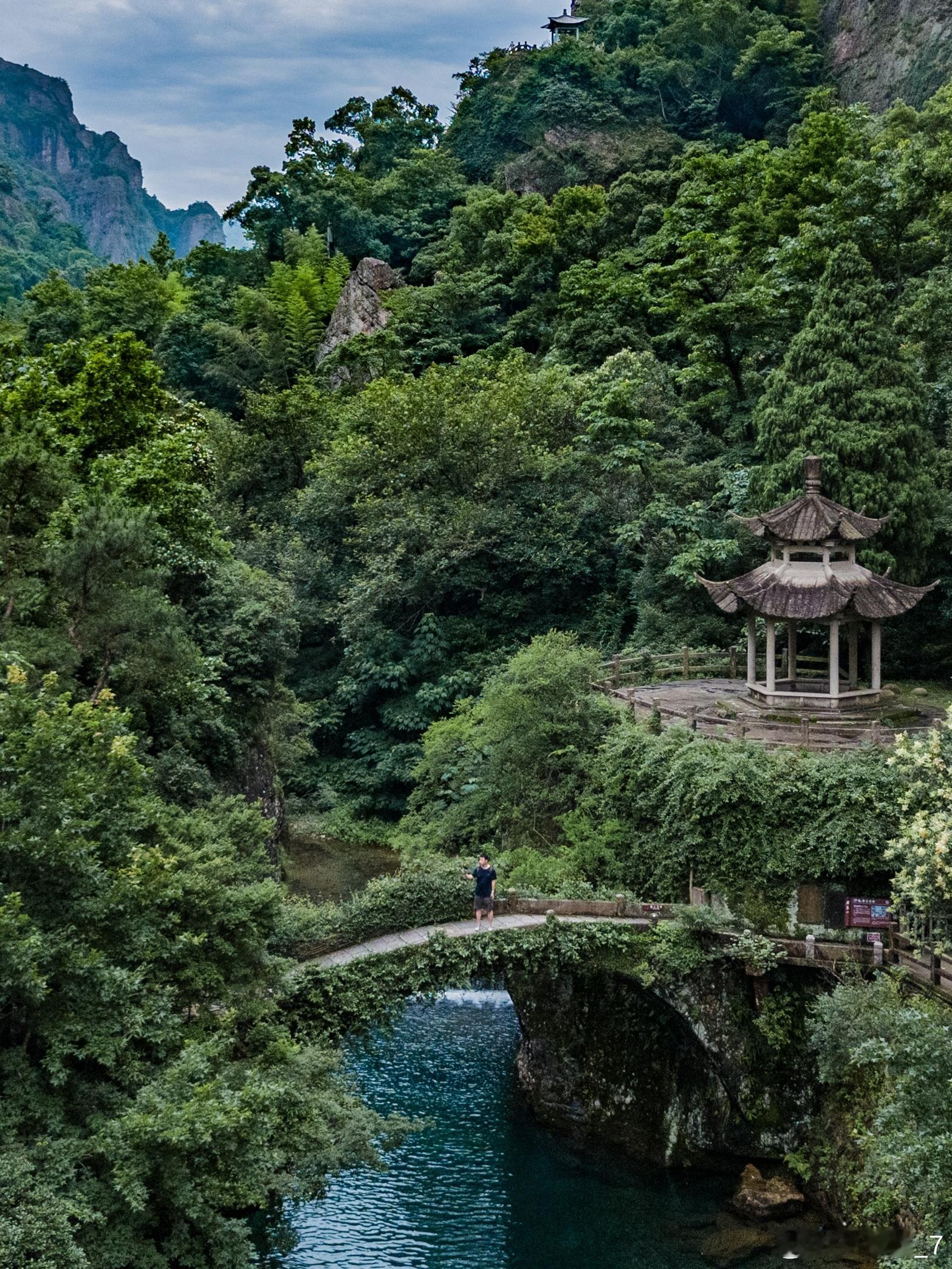 灵峰是雁荡山景区的东大门，以悬崖叠嶂、奇峰怪石和碧潭清润著称，与灵岩、大龙湫并称