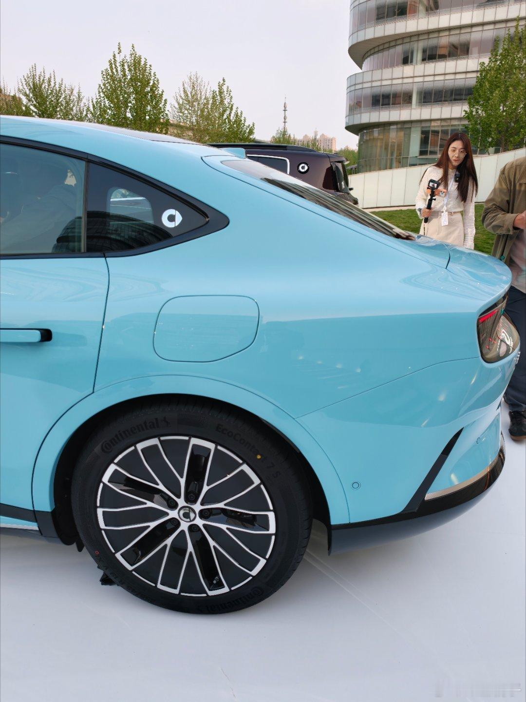 Smart6号虽然网上看的挺丑的真车，特别内饰，还是很有质感的，后排空间也挺大的