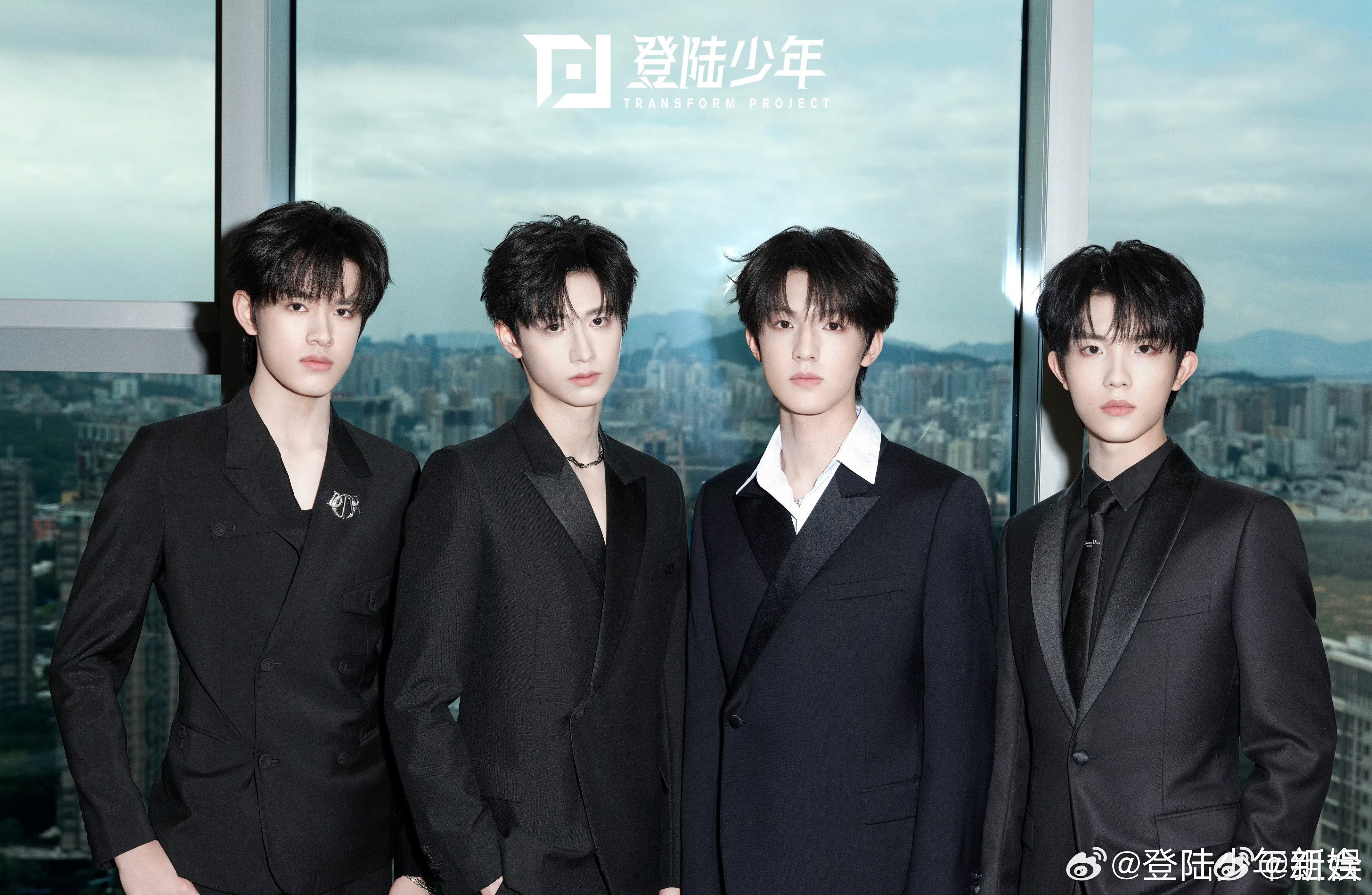 登陆少年诉说追光向往登陆少年金鸡奖出图🈶!黑西装好板正，气场全开，帅的我眼前一