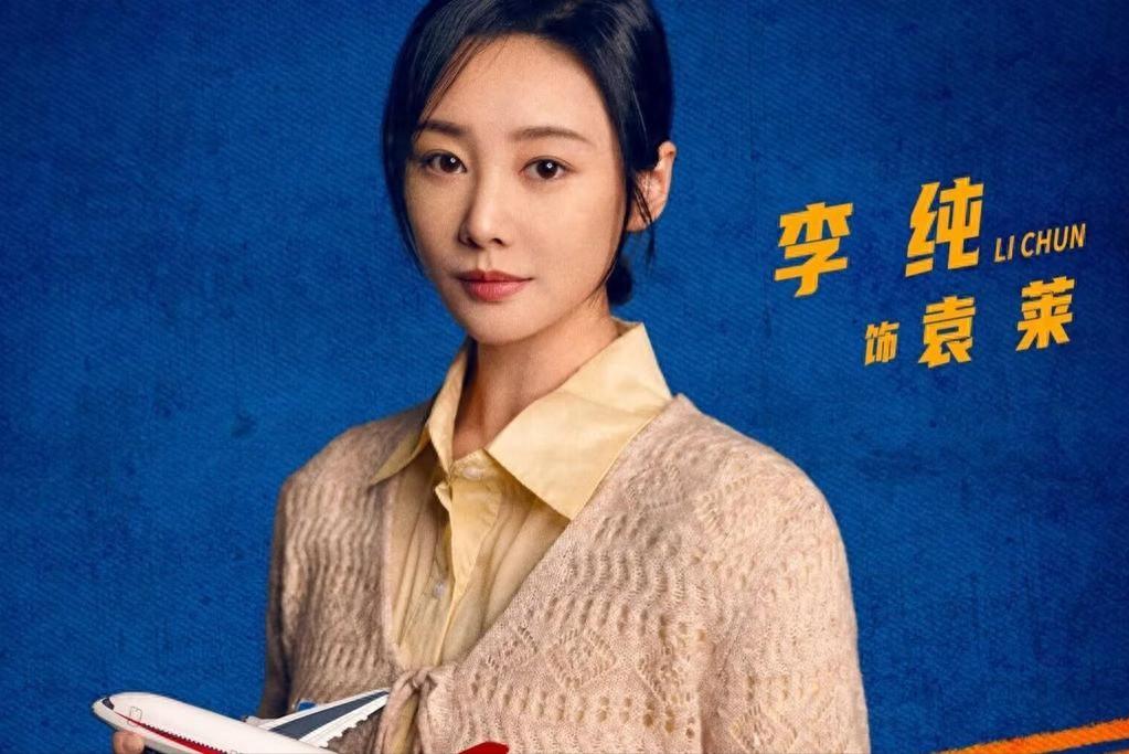 段奕宏为了饰演政委谭彦而增重了15斤，并且戴上了黑框眼镜，网友们立刻将他与老A、