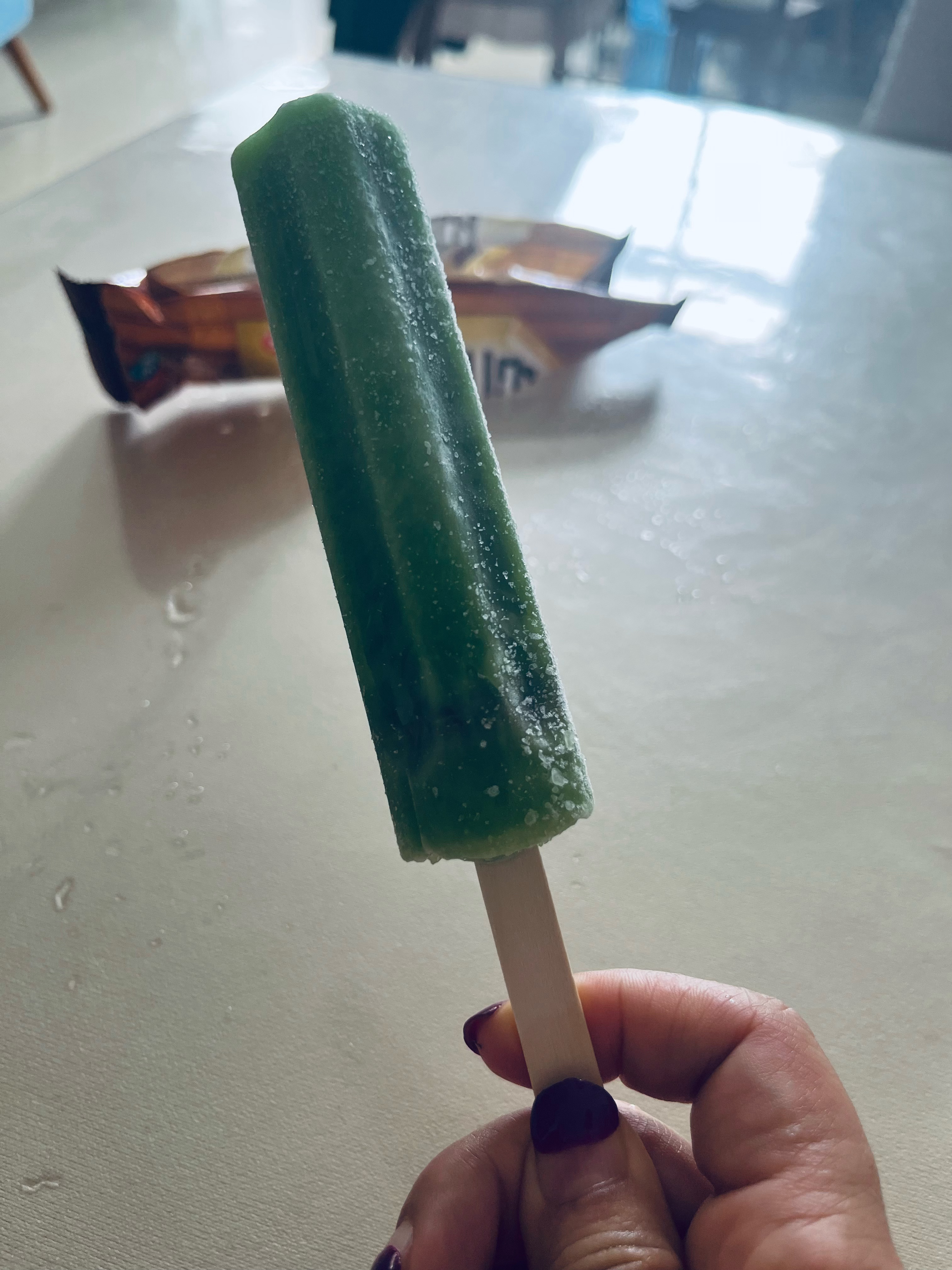 人在夏天的任务就是过夏天热得受不了买一大包雪糕冰棍回来 