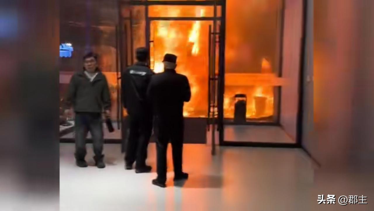太原高层火灾，造成3死23伤。在看了火灾的视频，发现火势都是在外墙。而根据现在媒