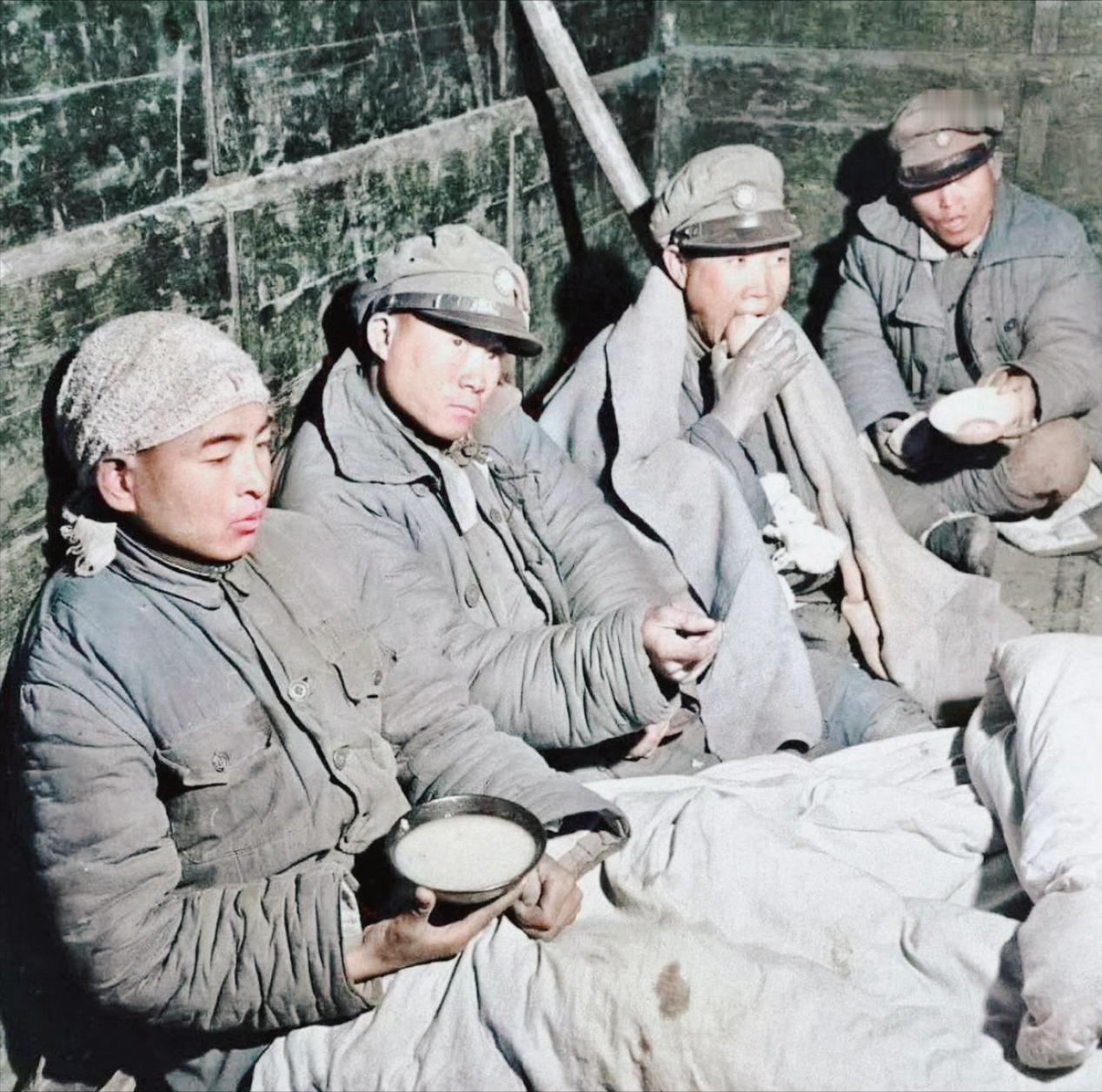 1948年12月，安徽双堆集。国民党一名副班长饿得发慌，摸进解放军阵地讨饭。国民