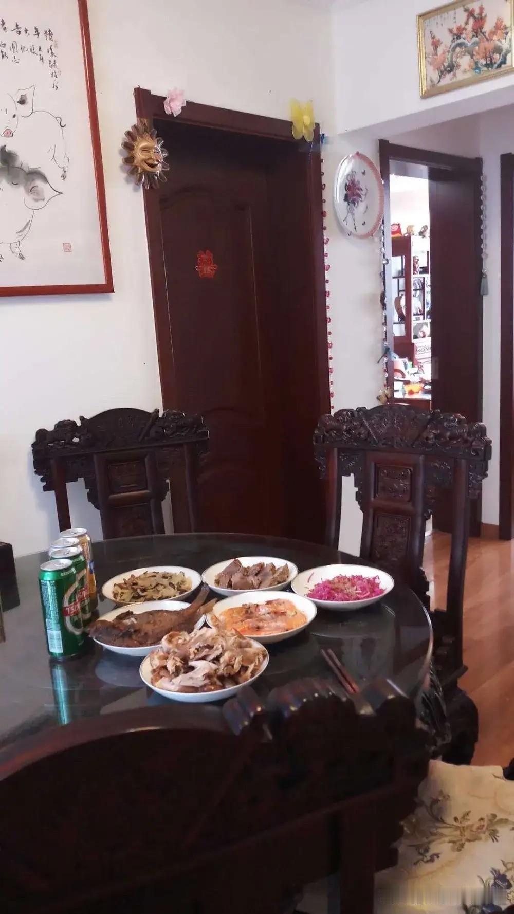 我认为男人应该适当的做点家务，例如我帮着买菜，过年过节的饭我都亲自上阵做饭，其他
