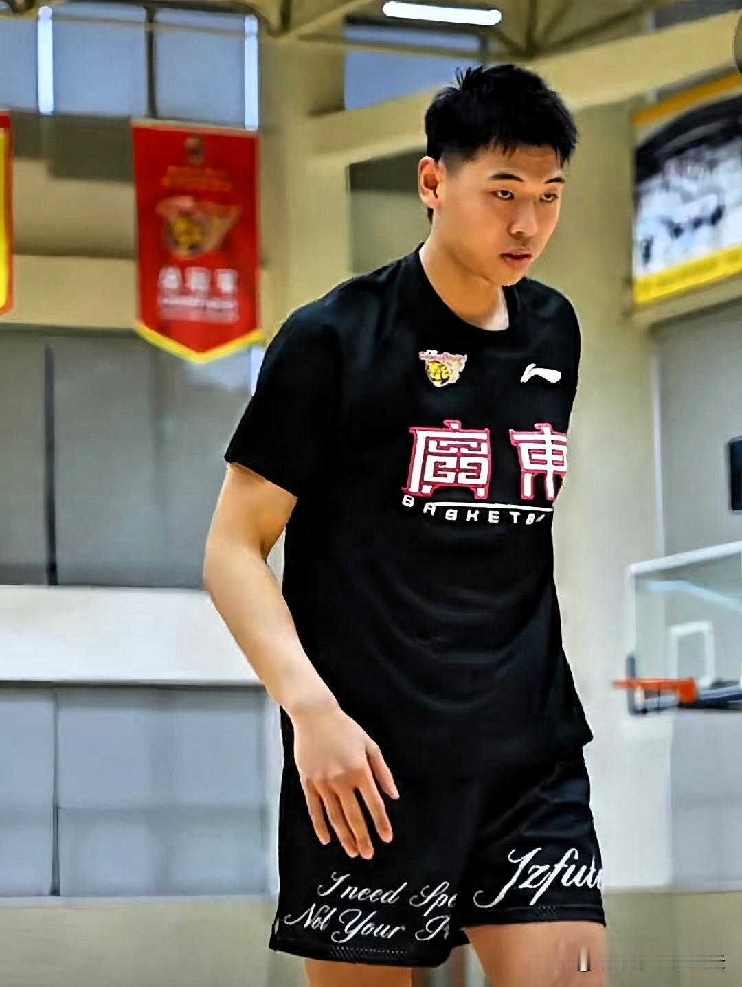 广东男篮崔永熙首次参加全队合练，除胡明轩外，徐杰、杜润旺和三位外援一起训练，新赛