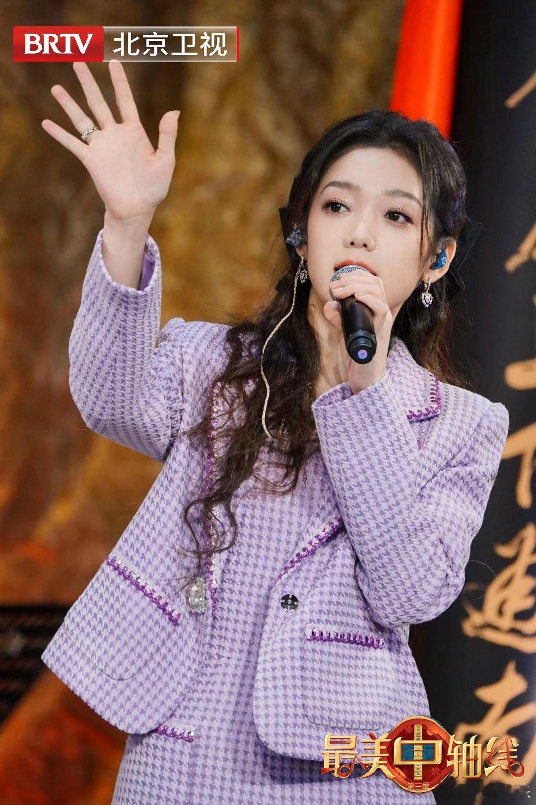#硬糖少女303##希林娜依高# 今日份糖妹新鲜物料希林娜依高最美中轴线新剧照一