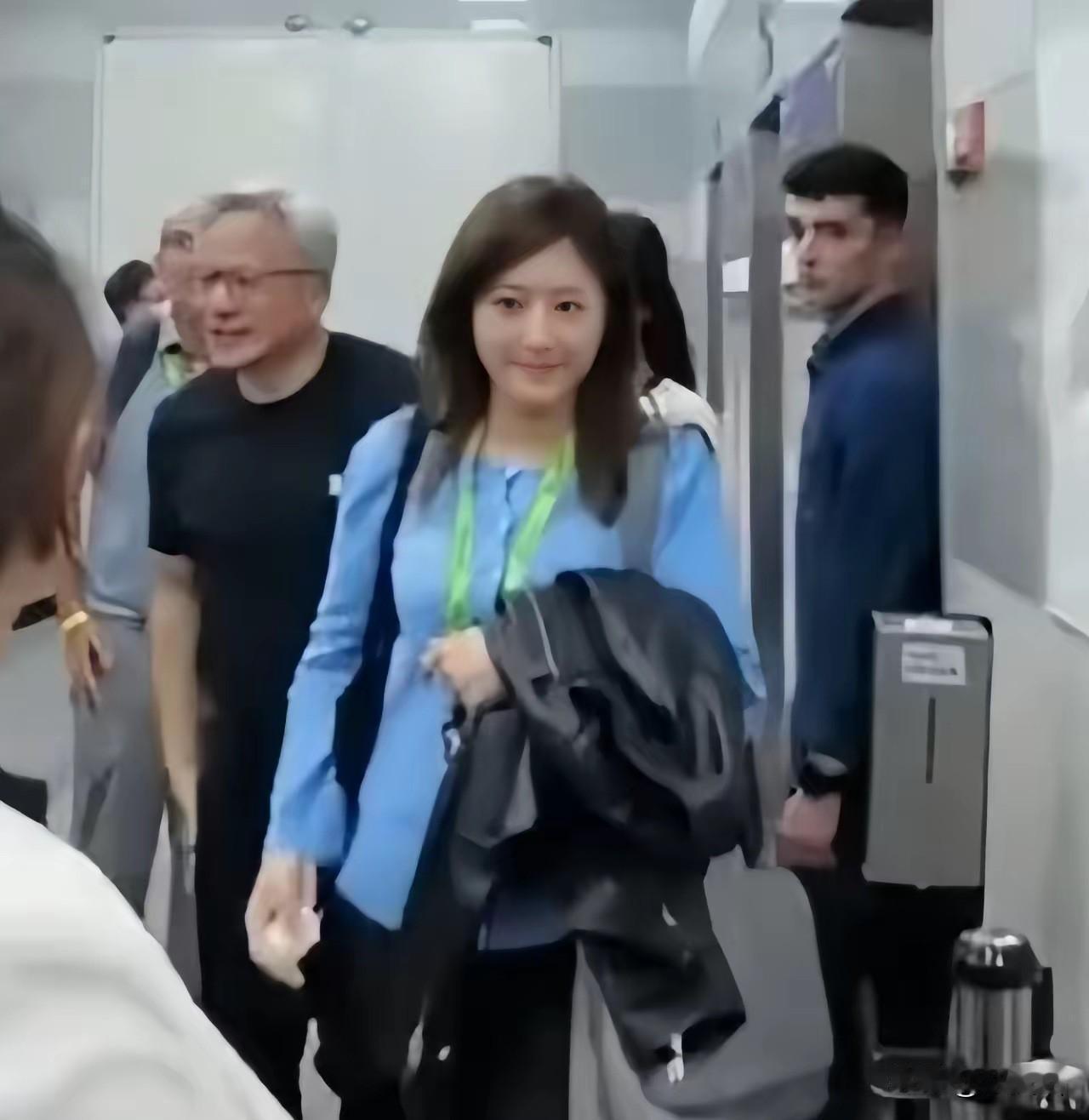 最近刷到黄仁勋身边女助理的模样，
被狠狠圈粉。
年纪轻轻站在顶尖大佬身旁，浑身散