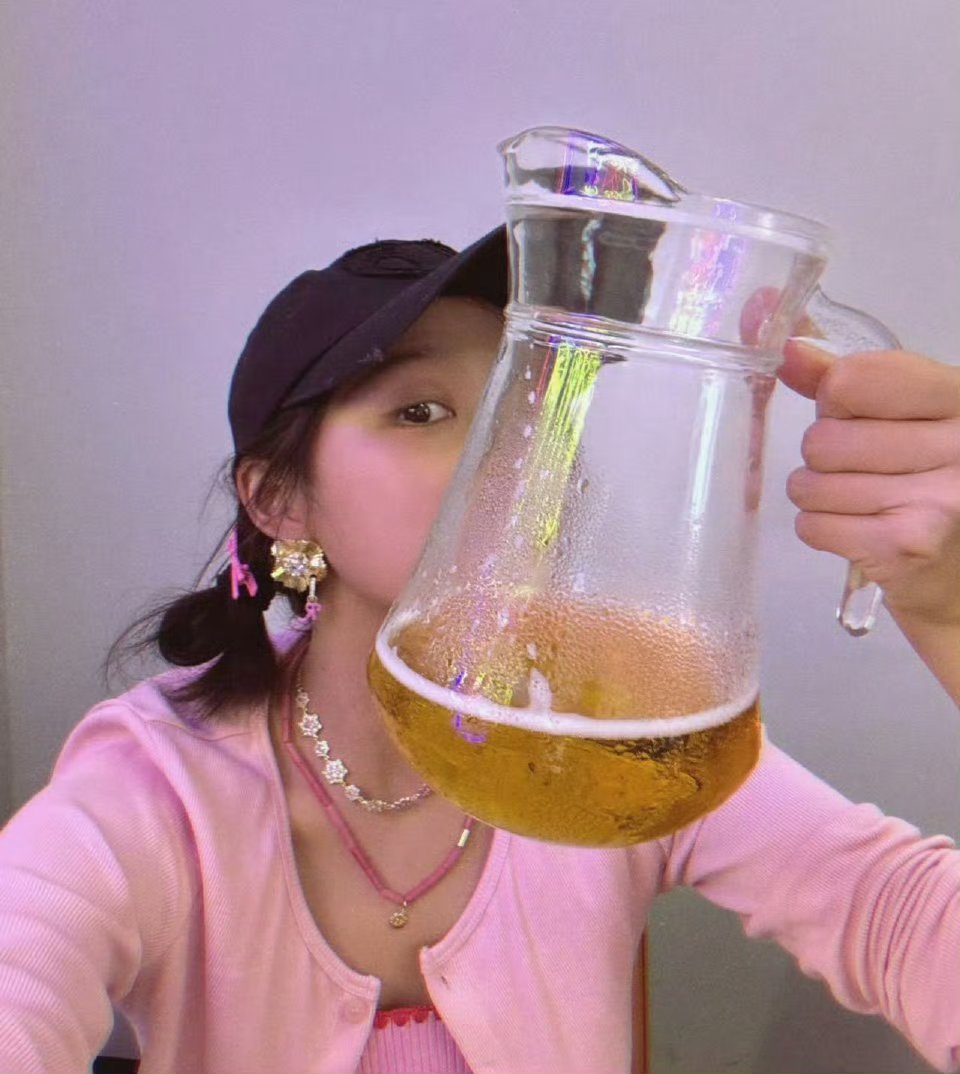 关晓彤半夜喝酒发朋友圈王牌家族认证！晓彤的深夜酒局比综艺还有看点🥂 ​不过美女