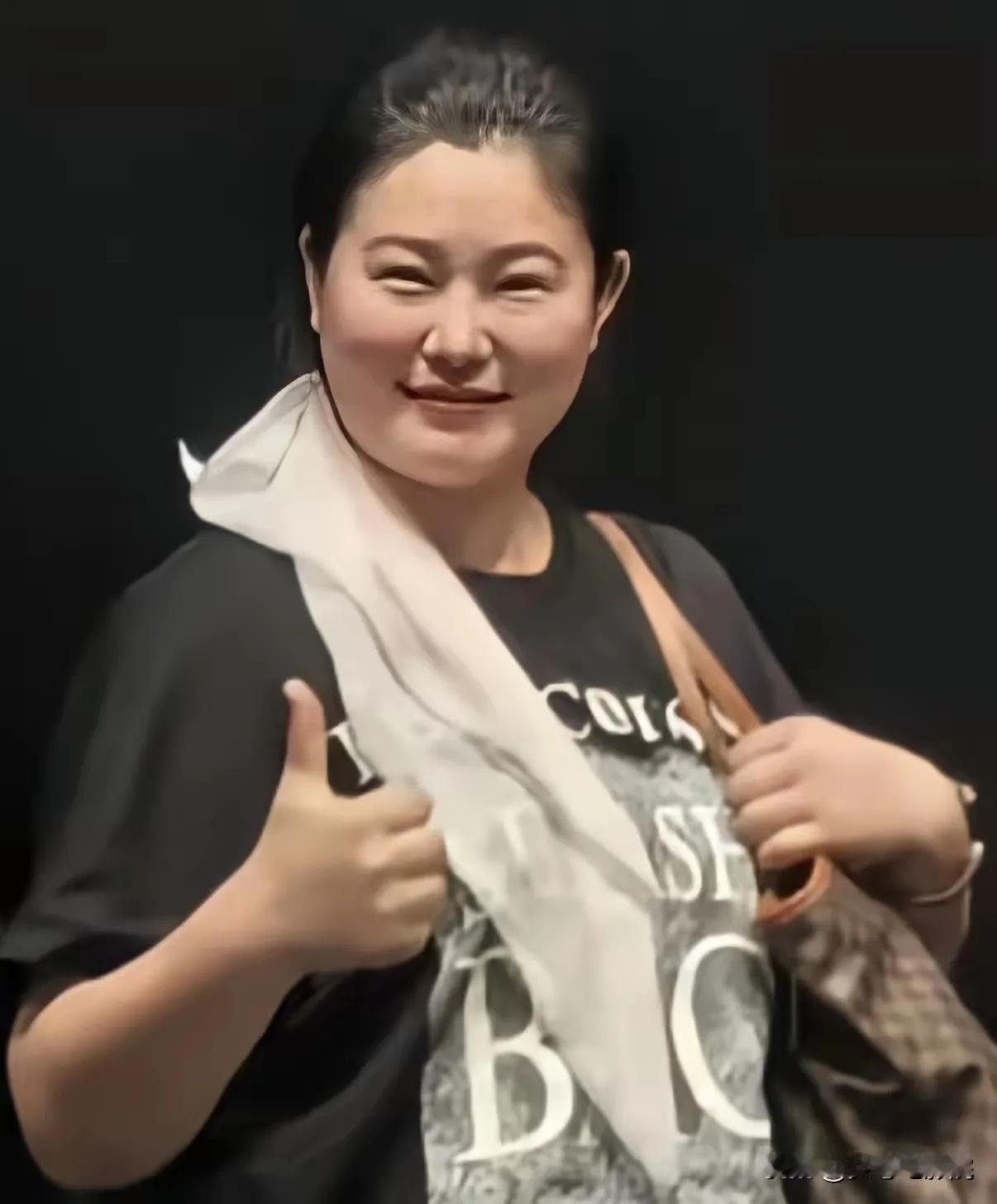 哇靠！这“吨位”重的身材，和李湘有一拼。

真是一胖毁所有，一胖成“大婶”啊！曾