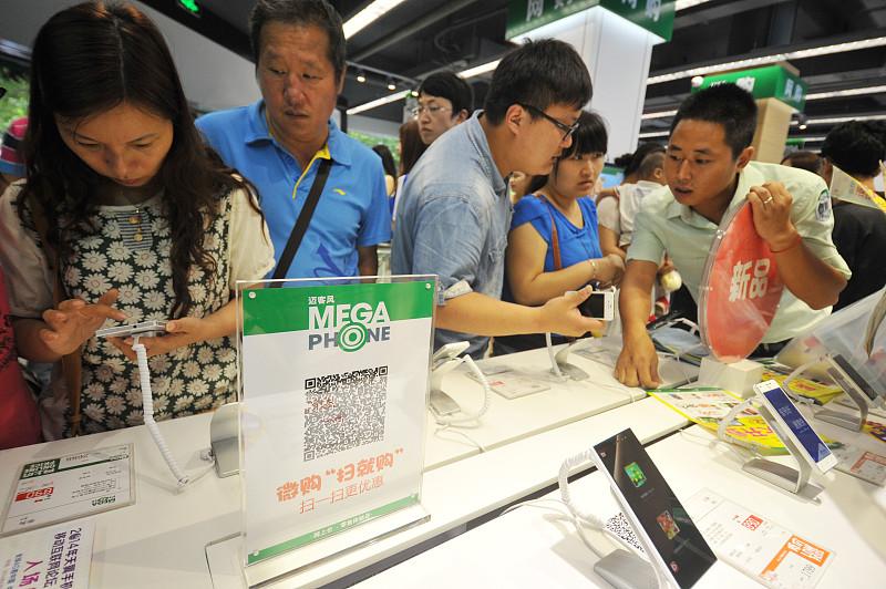 两款国产旗舰新机开箱：选手机别只盯纸面参数，日常体验细节更重要
很多人选手机的时