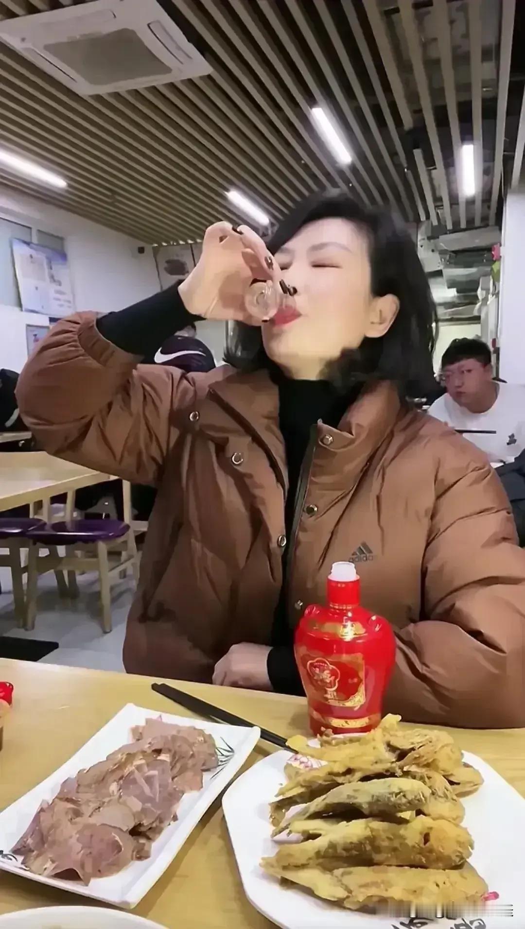 《酒仙》
半斤落肚心宽敞，
没有男友不孤单。
美酒一瓶见了底，
腾云驾雾成酒仙。