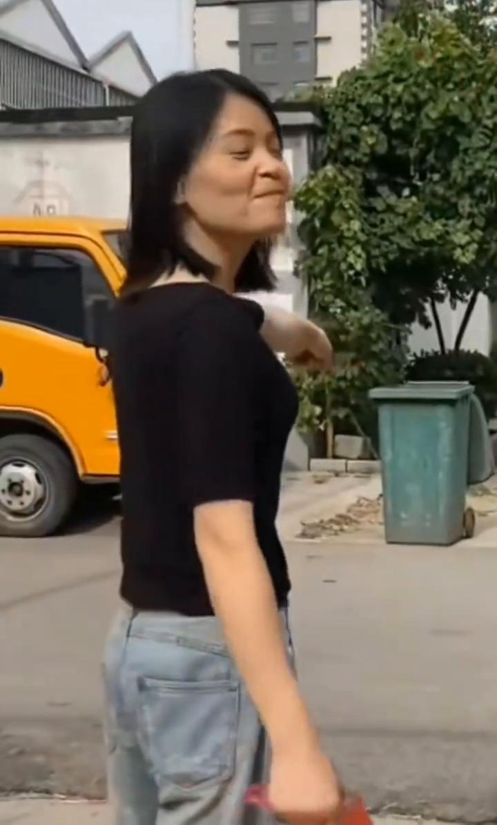 前方车辆靠边，后边有车队。