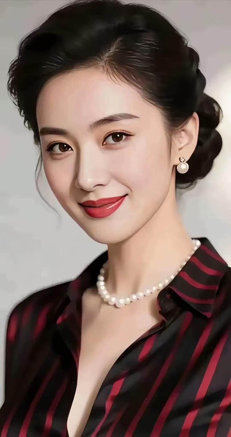 优雅红唇搭配珍珠项链，再加上复古红黑条纹衬衫，这组合简直魅力爆棚！就像迪丽热巴，