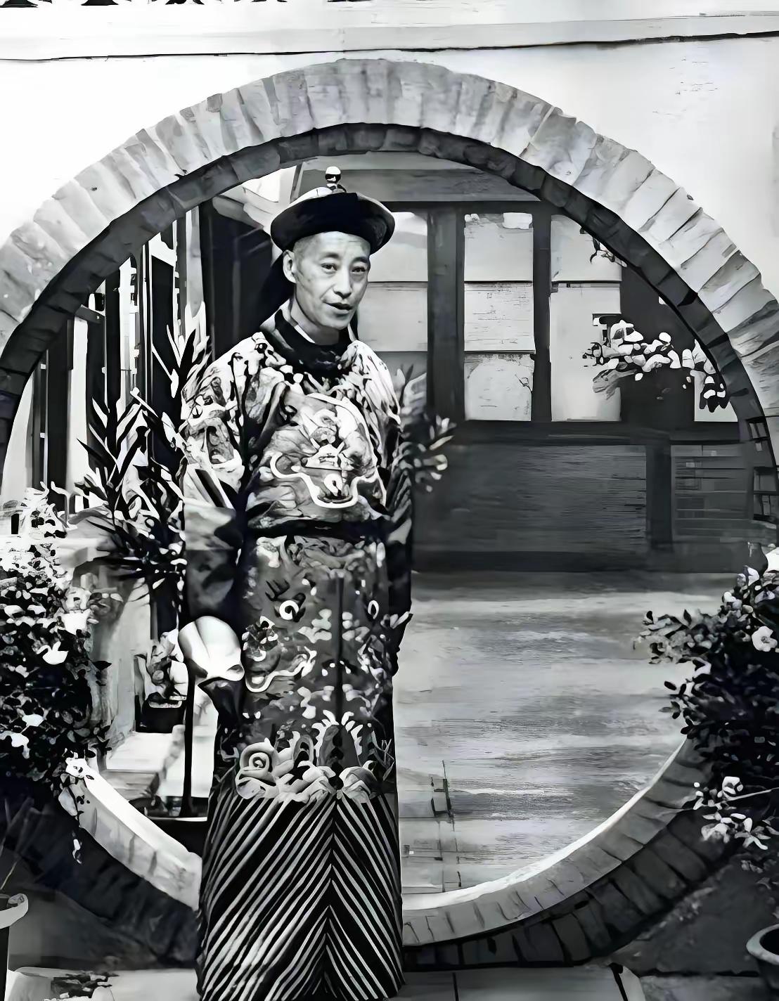 1926年，齐白石在北京刚买下个四合院，正缺个守门的，这时，前清老太监尹春如找上