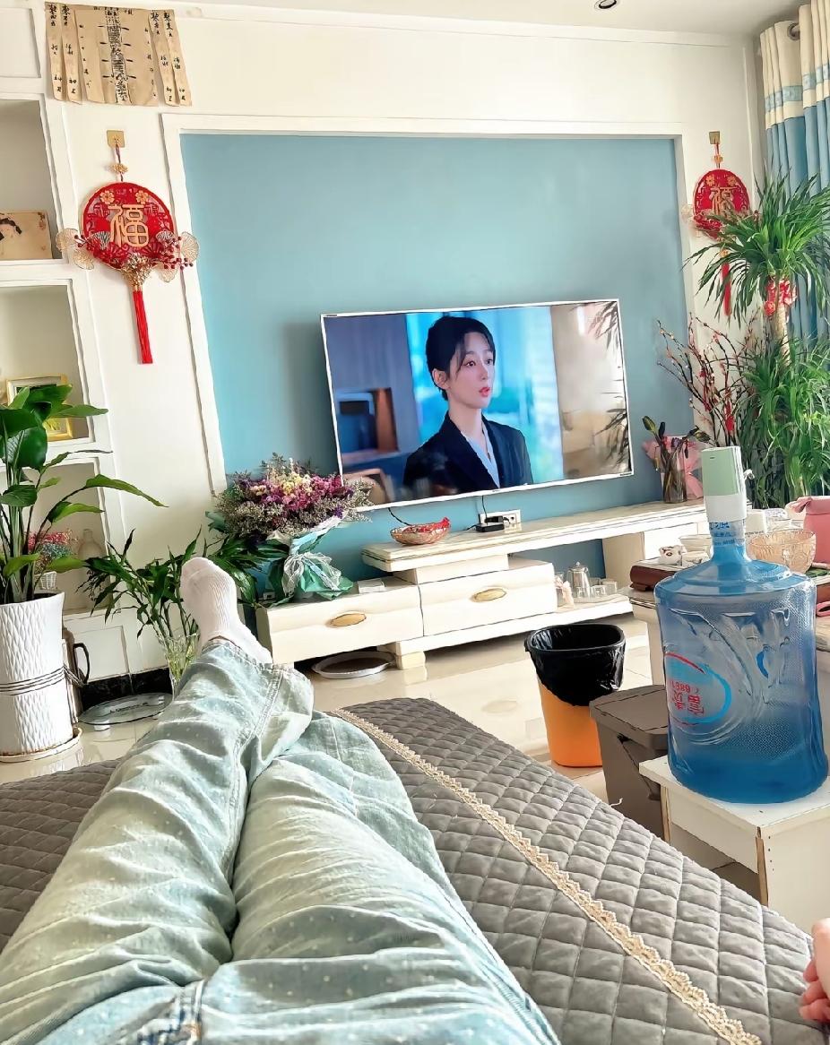 现在的我对什么都提不起兴趣。
平日里按时上班谋生，一到放假，哪儿都不想去，只愿意