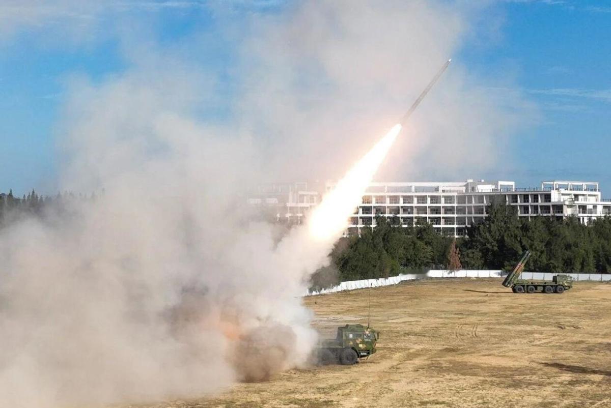 火箭弹远程发射，弹着点逼近台岛，实弹演习再破纪录

据东部战区微信公众号12月3