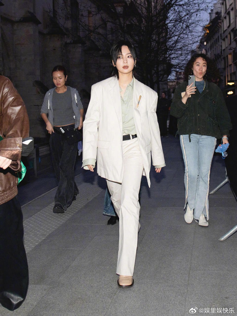 周笔畅智性恋天菜巴黎时装周 智性恋天菜周笔畅上线！巴黎时装周造型A爆，肩颈线条与