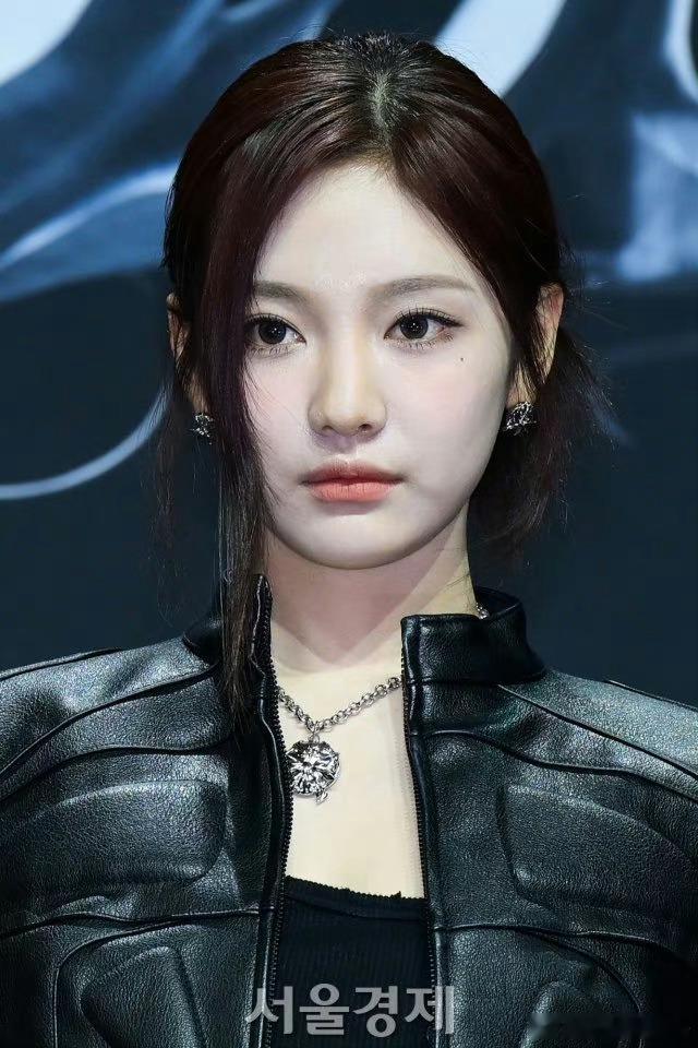 宁艺卓哇哦，这次回归的造型好适合，整个人的气质和之前比也冷了很多一下子感觉时髦起