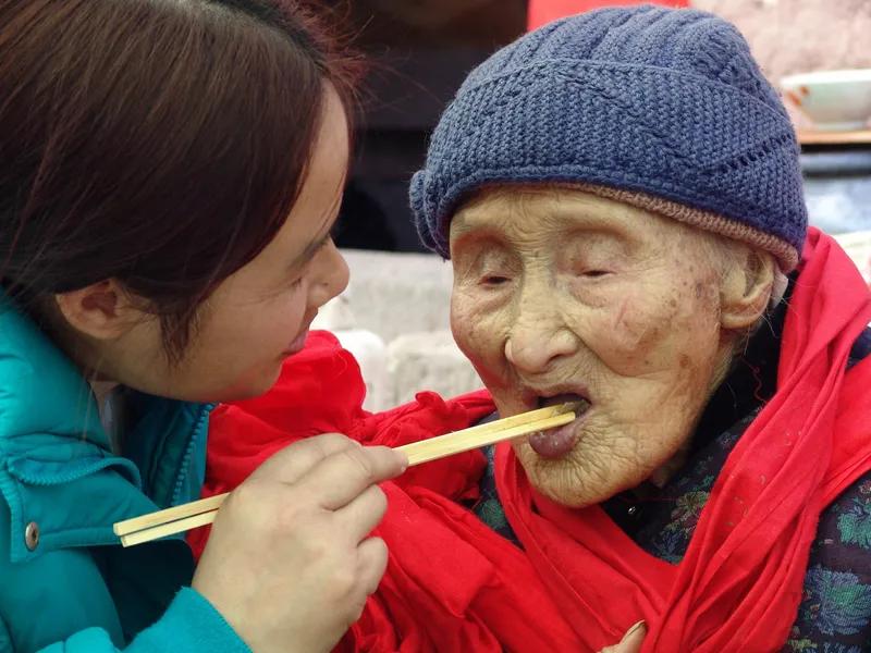 《团圆饭》
爸妈备好酒和菜，
儿孙尽表孝意言。
全家三代围一桌，
恭喜团圆迎新年