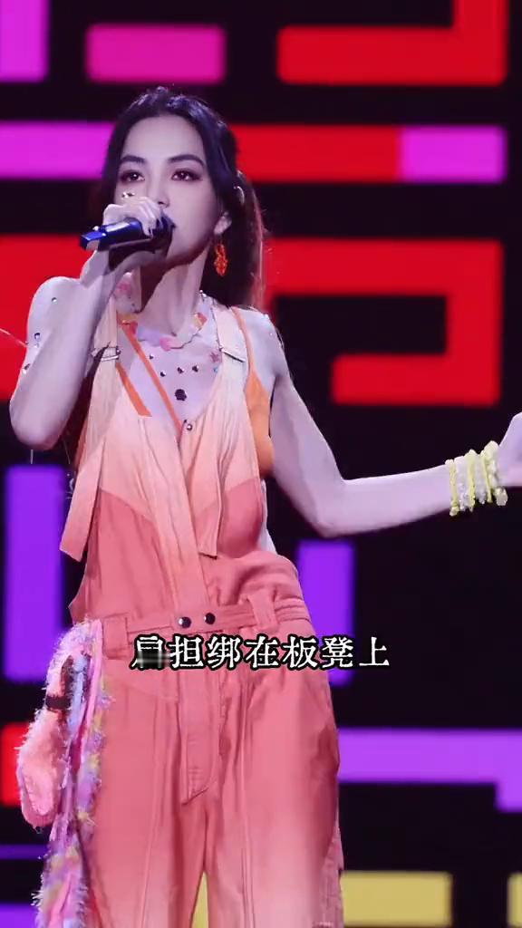 扁担宽板凳长，扁担绑在板凳上，还是板凳长。哥哥弟弟坡前坐，坡上卧着一只鹅，坡上流