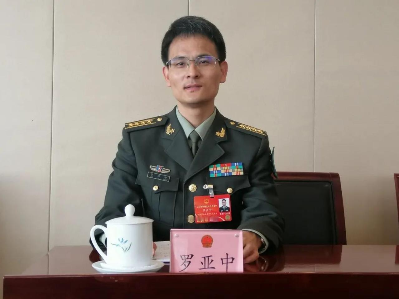 罗亚中，1979年12月出生于河南鲁山县张良镇杨李沟村，是我国载人航天领域核心科