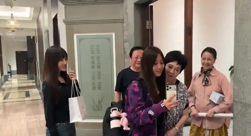 13岁甜馨独自飞往海外，李小璐姥姥姥爷罕见同框，冉莹颖全家出席 