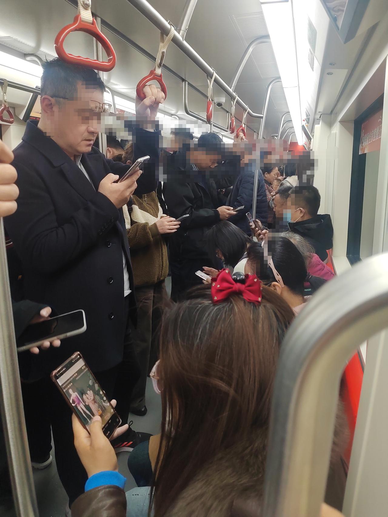 我就想知道大家低头看手机都在看什么，我现在坐地铁很少看手机了，毕竟上班一坐就坐一