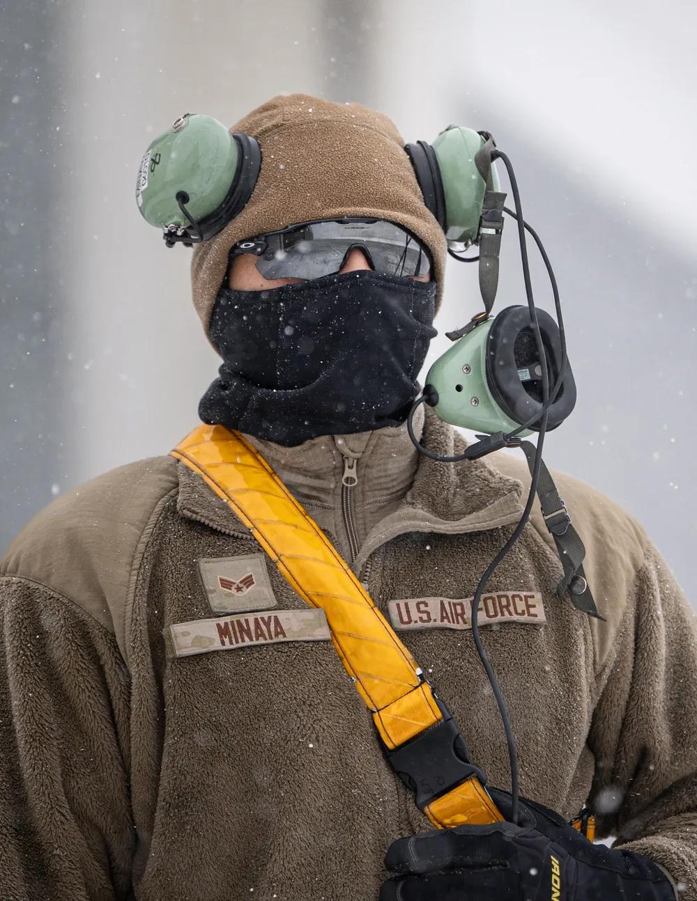 美国空军士兵的冬装，看起来很暖和。
美国空军高级空军士兵索尔·米纳亚，隶属于第1