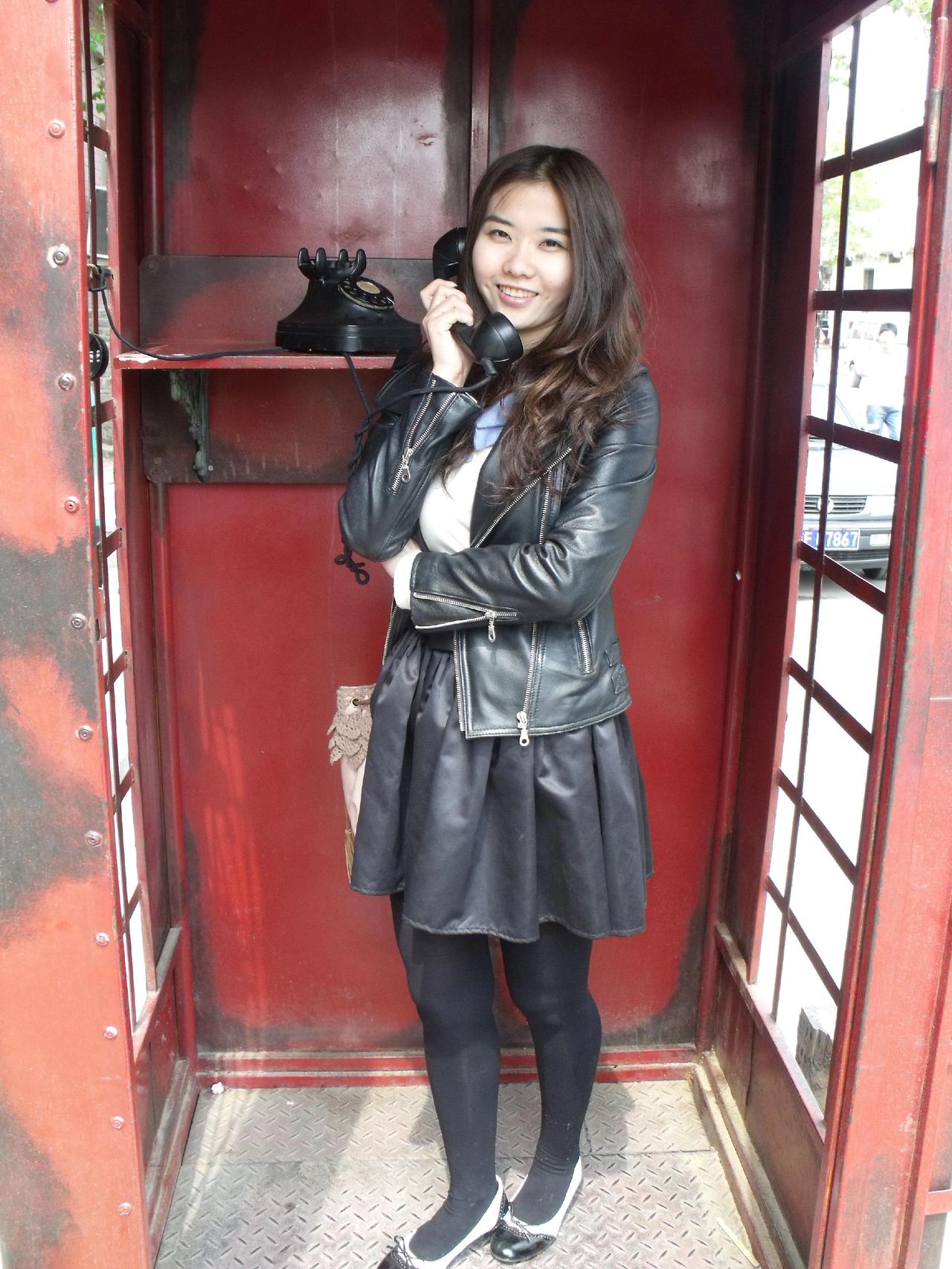 📞红亭里藏着旧时光的听筒📻 皮衣与裙摆撞出复古火花✨ 你猜这通电话打给哪个年