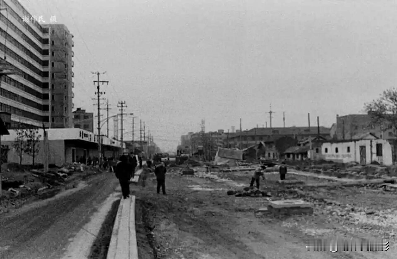 1983年3月13日。第5届全运会配套工程、上海四平路道路拓宽施工现场实录。