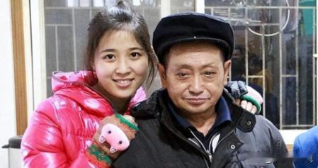 1990年，重庆一单身汉在路边捡到个女婴，省吃俭用把她养大。谁知，养女成年后，单