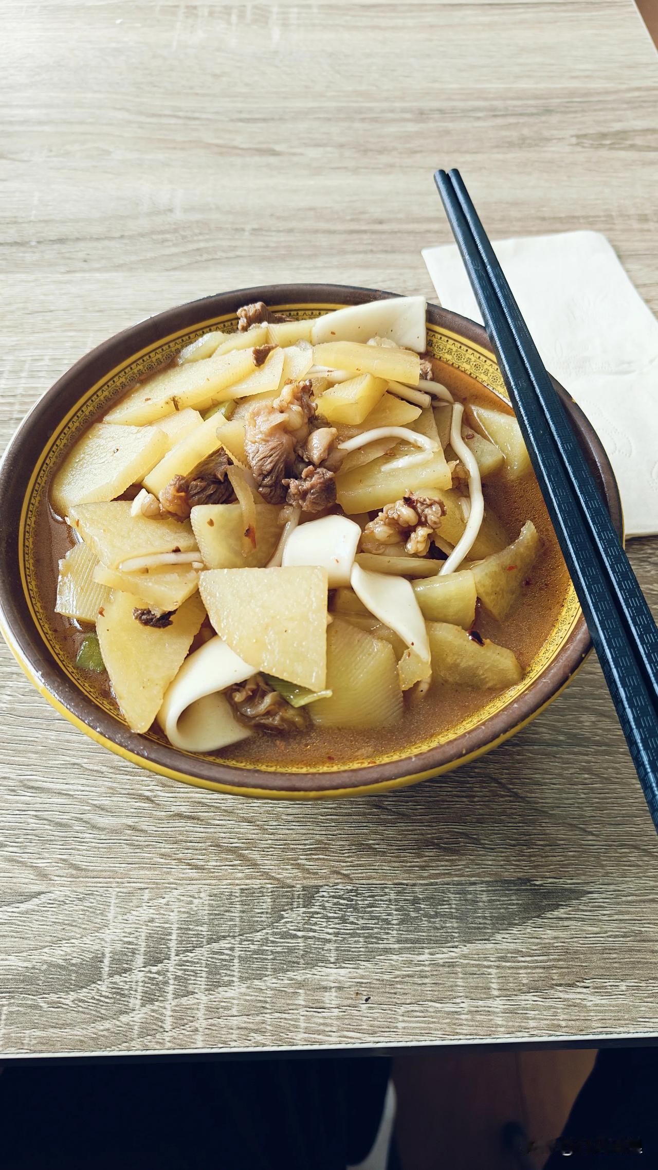 今日午餐，洋芋炖羊肉，还煮了面片，可以加在里面，不过我照例还是一个花卷！控制饮食