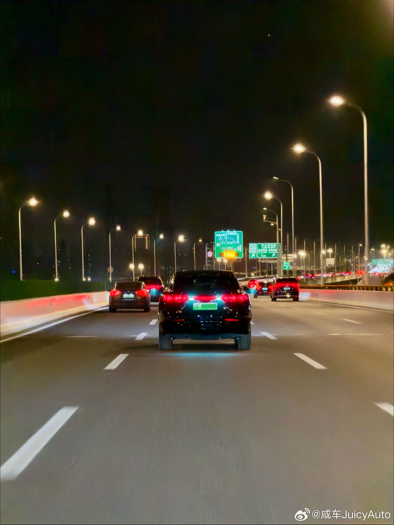 辅助驾驶小蓝灯亮着到底何意味？想给其他交通参与者传递啥信息呢？1. 这车不是人开