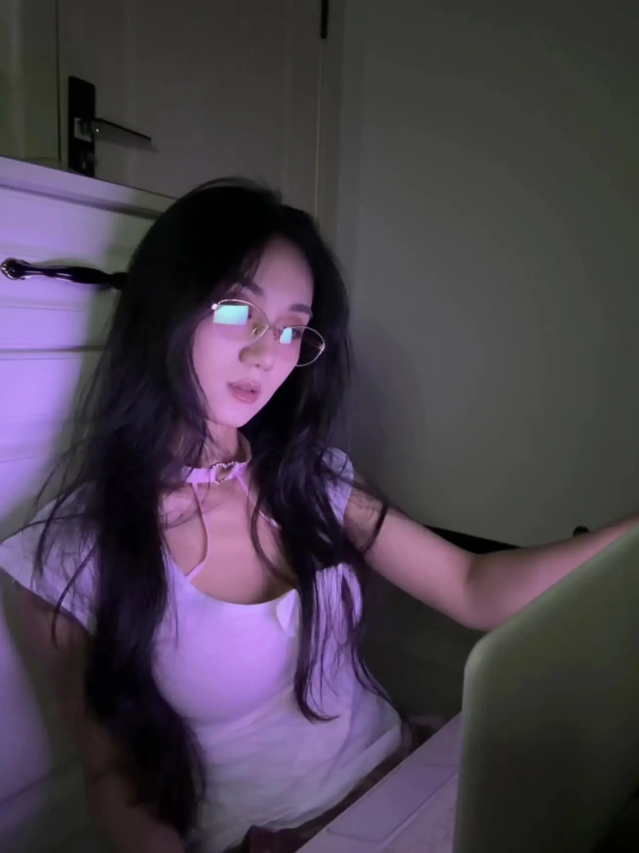 我宁愿说八百句轻浮的话 也不愿真挚的表达爱意 那样我会显得真诚 真诚的...