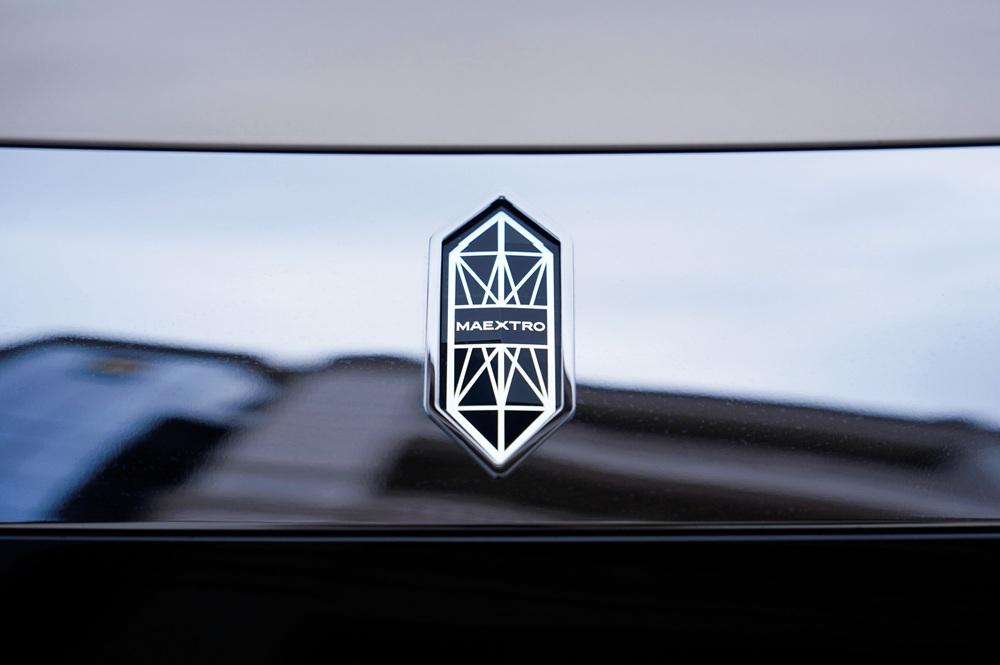 除夕夜，周家书院灯火通明。一场闽南家宴正在举行，席间觥筹交错，笑语不断。
现在他