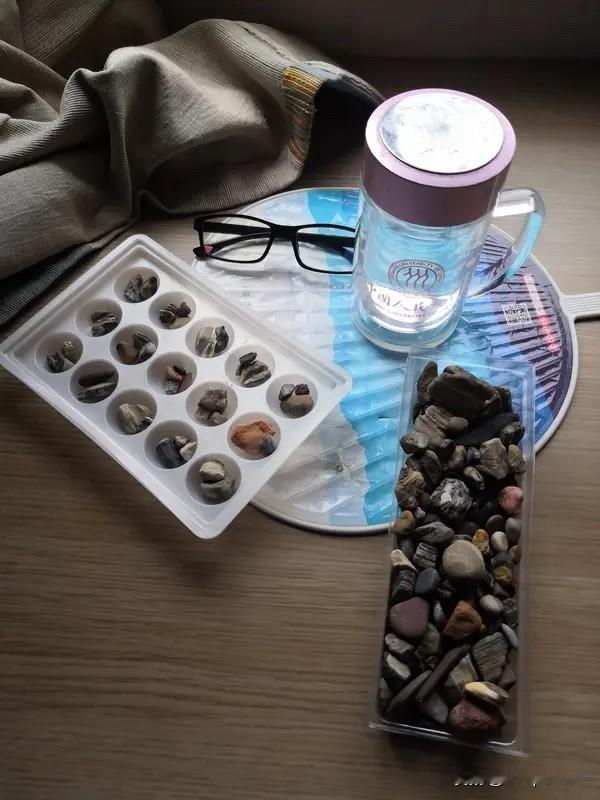 我认为约定规则在家庭中，孩子手机成瘾的确是个让人头疼的问题。我认为约定规则是个行