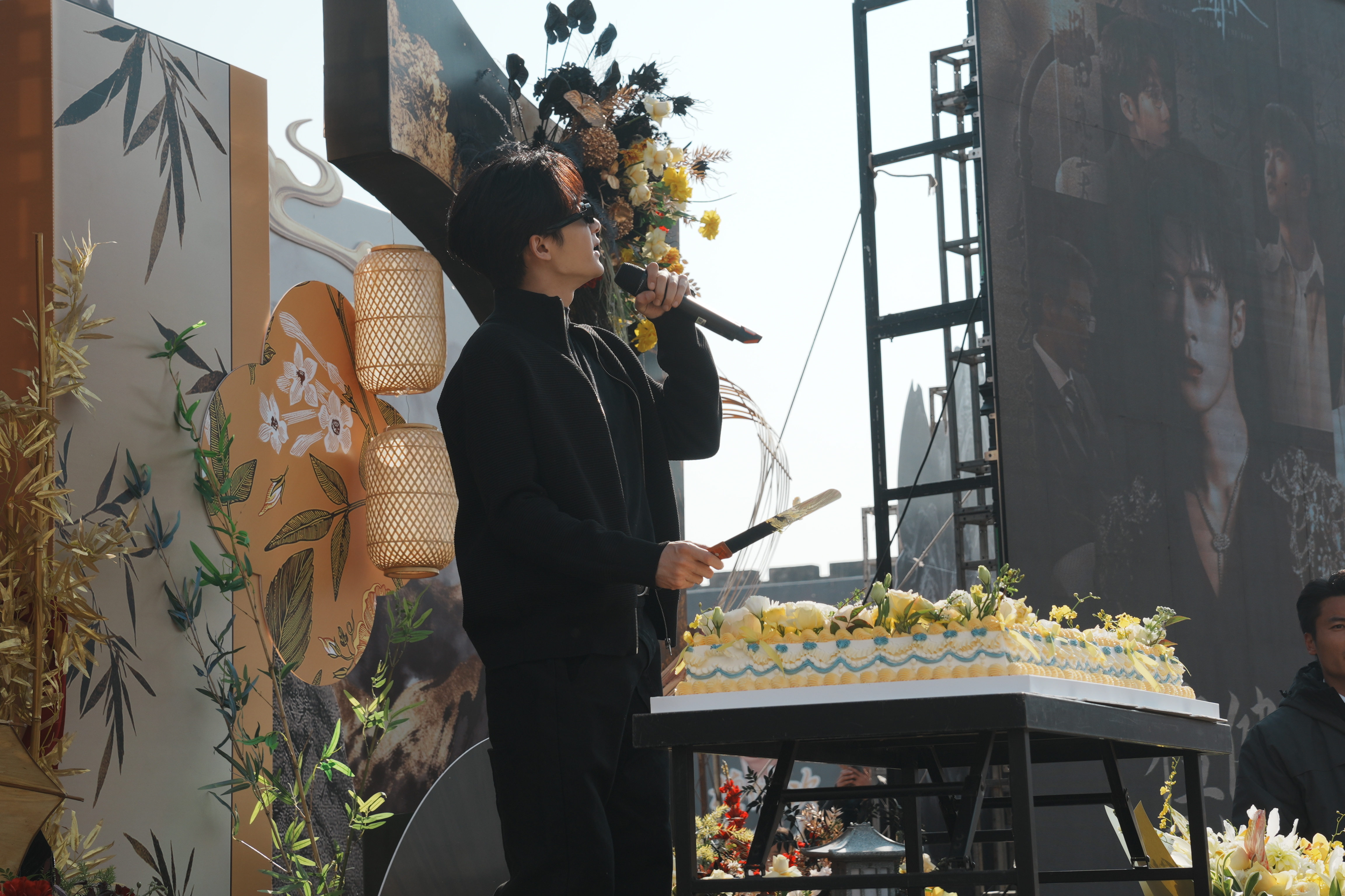 檀健次为横店送上生日祝福 褪去初来时的青涩莽撞，檀健次在横店历经无数剧组历练，塑