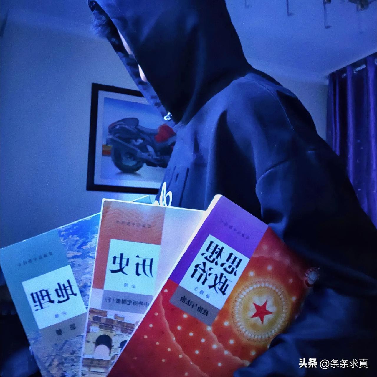 喜欢历史+政治的男人基本是人间清醒顶配版，自带这几种特质：
1. 情绪极稳，不内