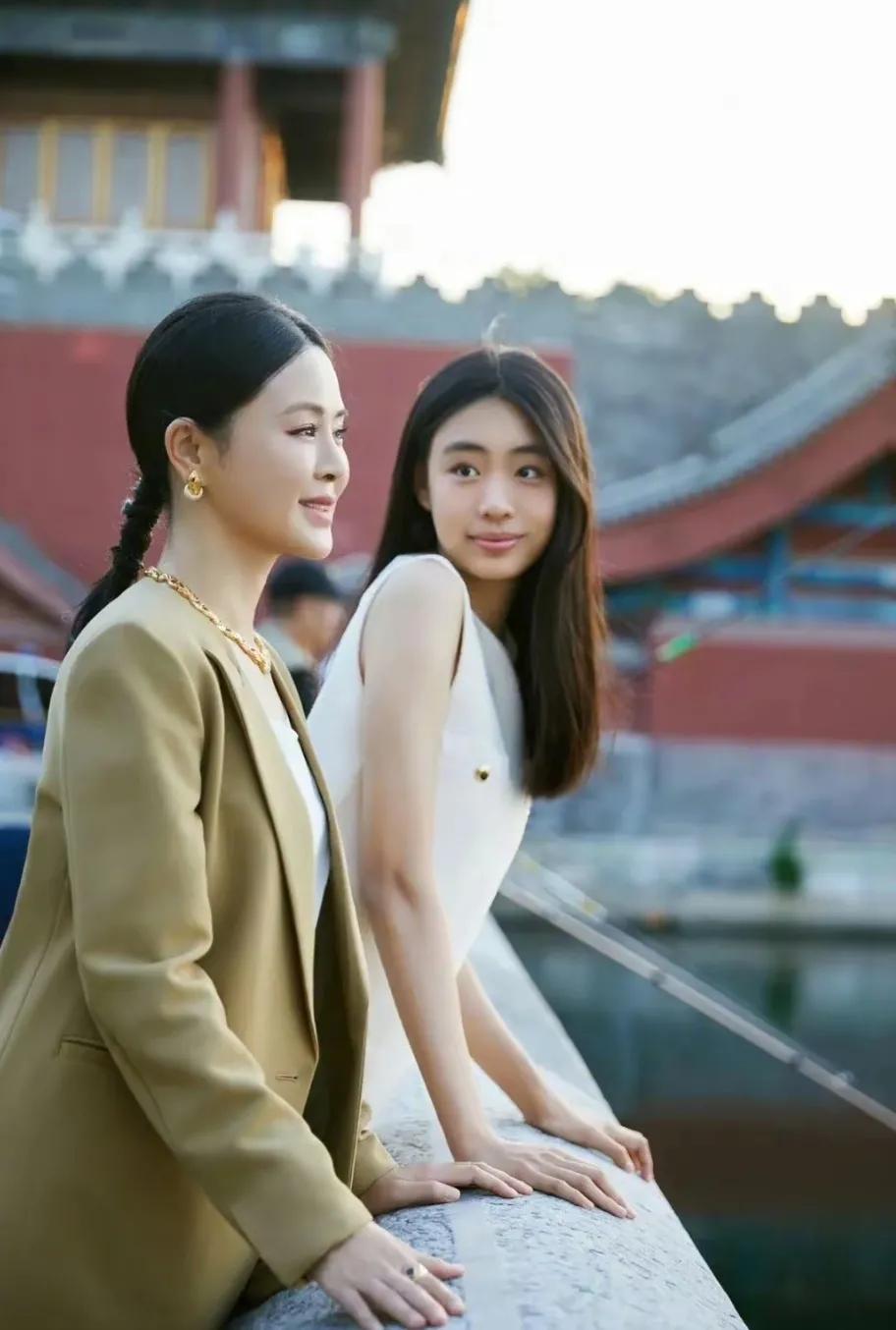 关悦与大女儿同框
有人说她们像姐妹似的
我倒不觉得
看起来明明就是母女嘛
发现没