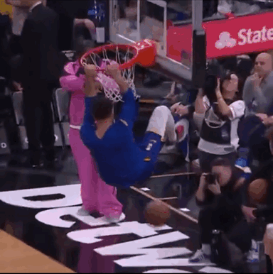 库里对小球迷说：明年我参加扣篮大赛你来给我送助攻。